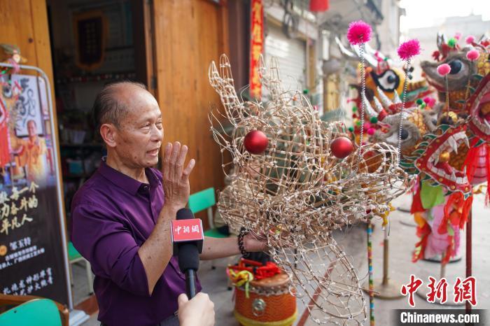 2月20日，在广西南宁市宾阳县，扎龙老匠人邹玉特向 中新社记者介绍炮龙制作工序。陈冠言 摄