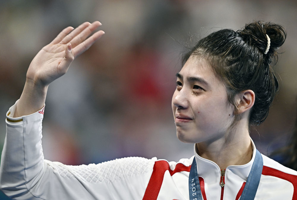 ↑7月28日,女子100米蝶泳季军张雨霏赛后向观众致意时落泪。