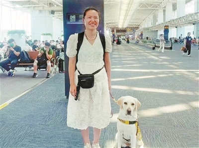 肖佳和导盲犬Dumbo在机场