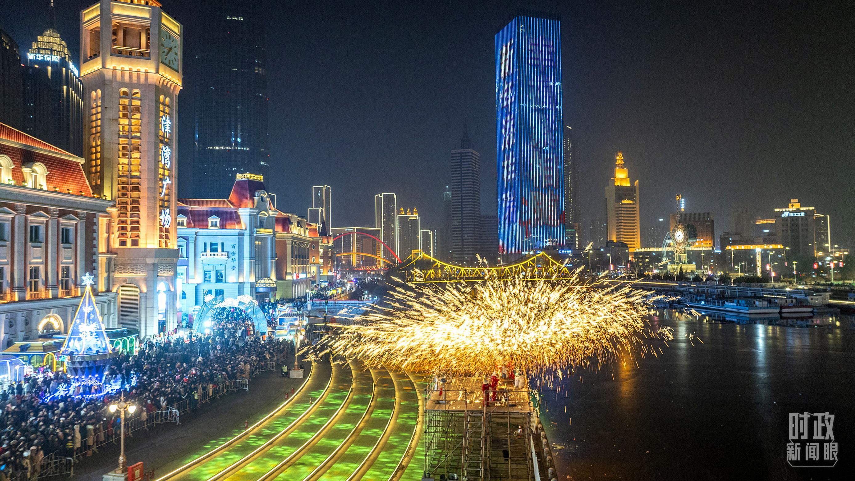 △天津市，津湾广场非遗“打铁花”表演。（图/视觉中国）