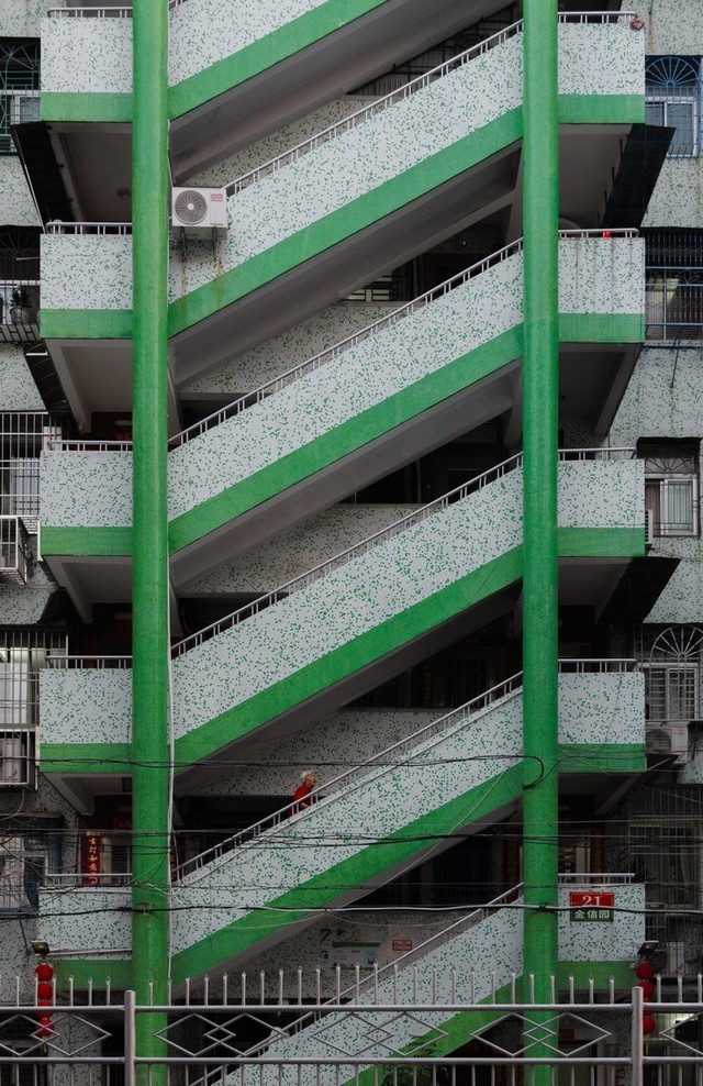 绿色的火车在笼子里中度可信度描述已自动生成