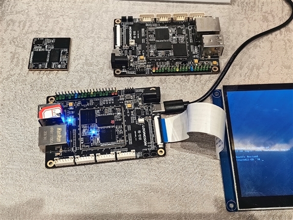 龙芯2K0300蜂鸟开发系统正式发布:巴掌大小 无限可能