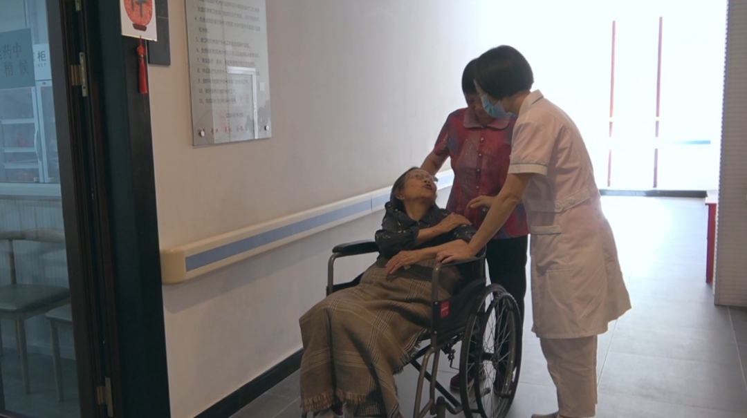 老人与医护