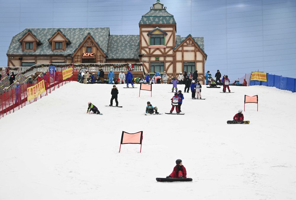 ↑2024年1月26日，游客在广州热雪奇迹室内滑雪场滑雪。新华社记者 邓华 摄