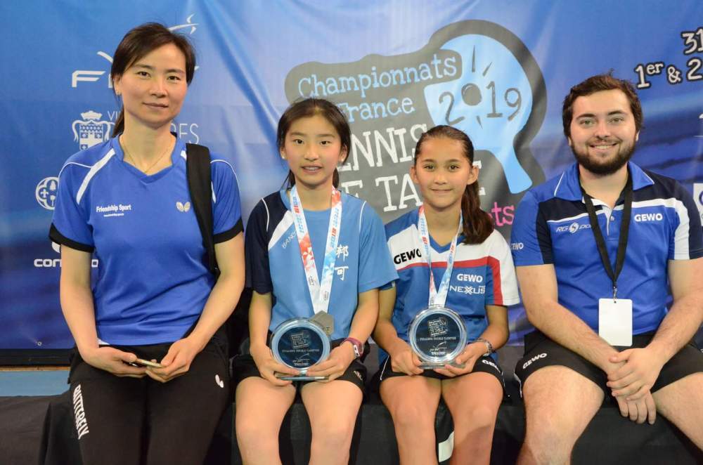 这是2019年，刘芳（左一）带教的球员获得法国乒乓球锦标赛少年组双打亚军。新华社发（受访者供图）