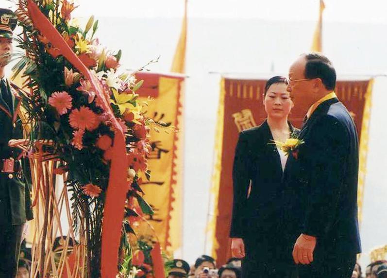 2005年4月5日，蒋孝严在黄帝陵祭祀典礼上向轩辕黄帝像行礼 图：陕西省祭陵办