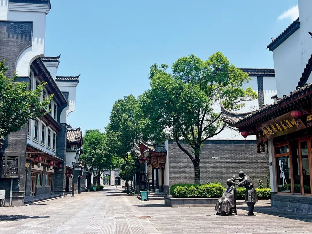 桃花源古镇内的一条街巷,不见人影。