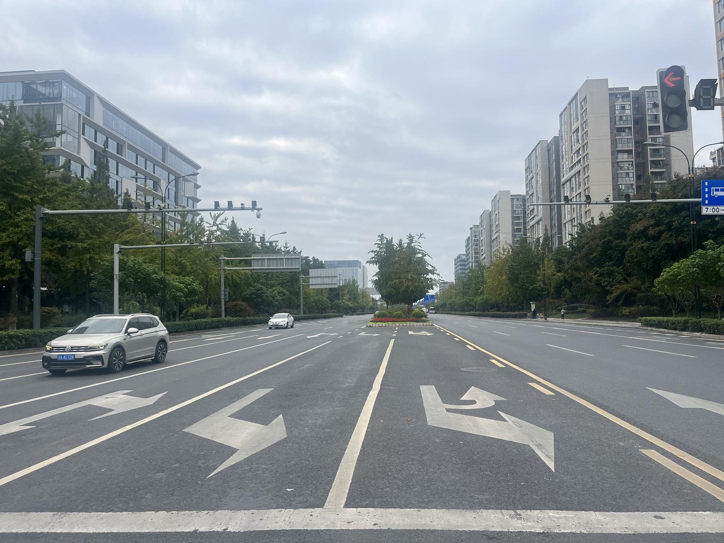 给道路和信号灯动动“微手术”,成都23个治堵点位明年春节前完成改造_凤凰网