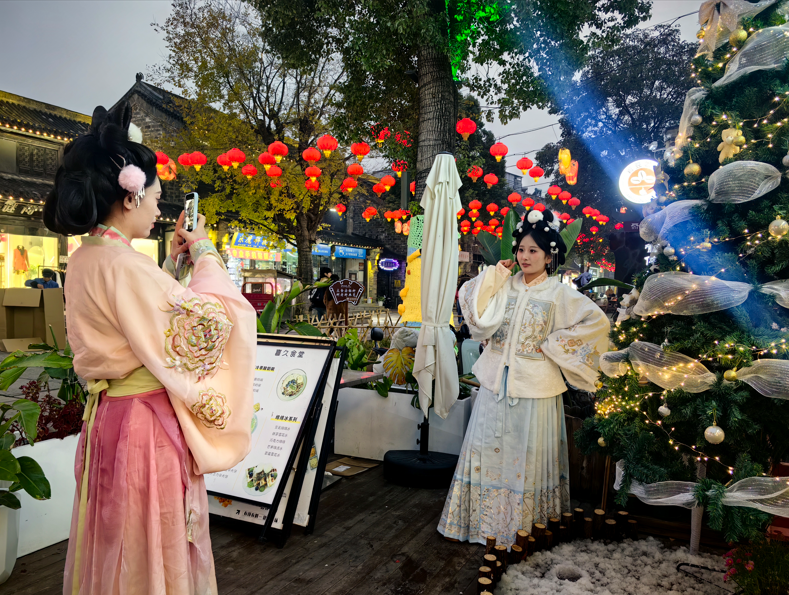 老街圈粉了年轻人来打卡（央广网记者 张琳琳 摄）