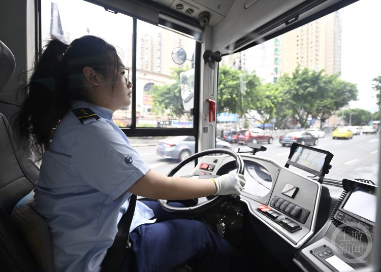 田静逸说,驾驶公交车,是一份需要责任心的工作。