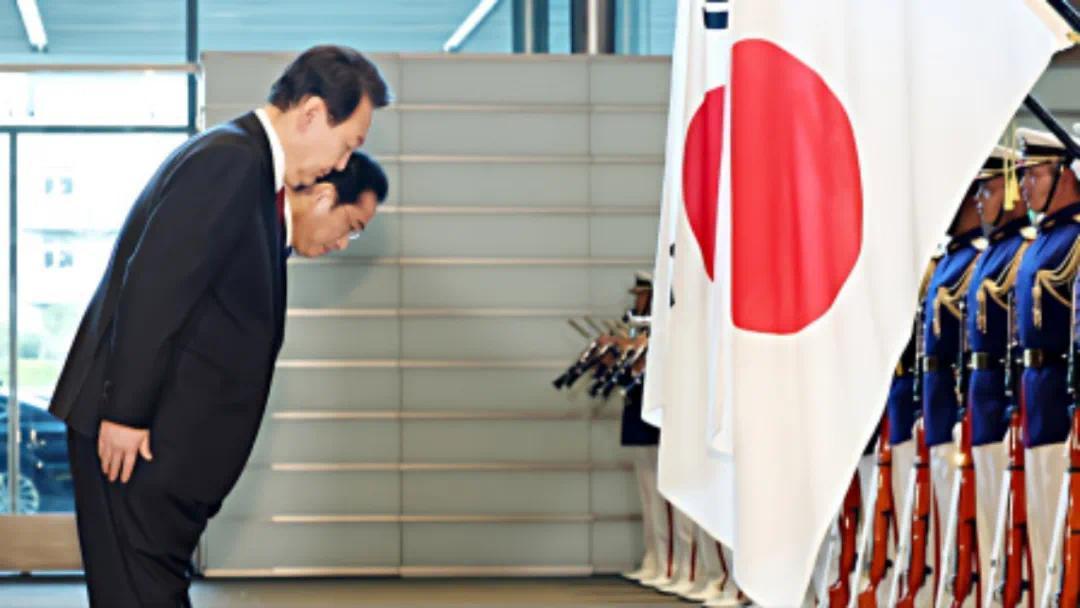尹锡悦对着日本国旗鞠躬的画面，深深地刺痛了韩国民众的心