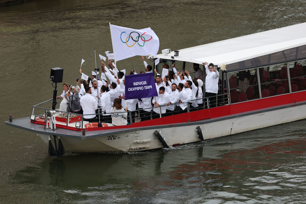 7月26日，难民体育代表团在开幕式上。新华社记者 赵丁喆 摄