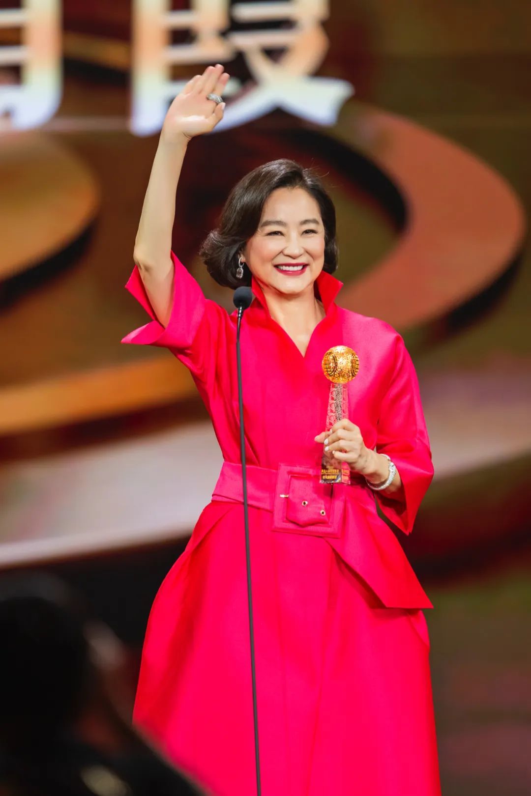 林青霞获颁“2023-2024影响世界华人特别致敬大奖”
