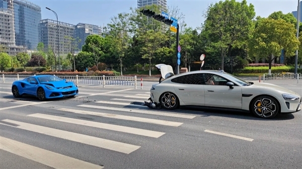 全国首例!小米SU7 Max遭路特斯跑车追尾:空气悬架气罐被撞掉