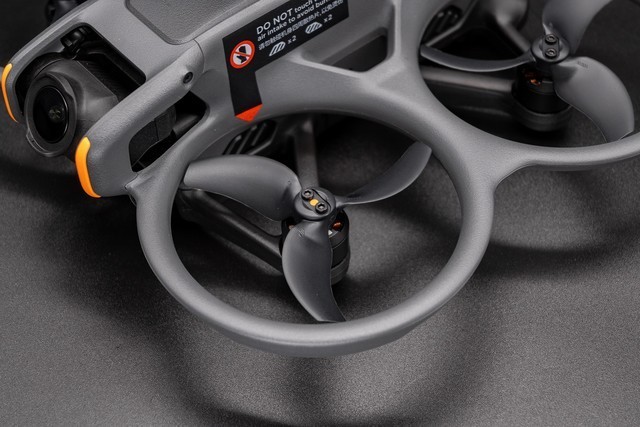 大疆Avata 2评测:新增一键花飞,自带桨保零基础上手的飞行体验无人机