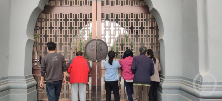 5月3日上午，市民通过大门遥望大礼堂。 摄影/上游新闻记者 齐鑫