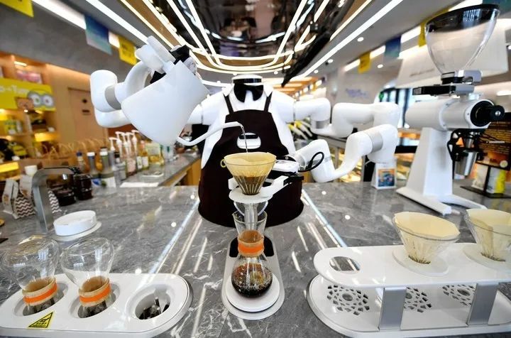 1月17日，在雄安新区一家咖啡店内，AI机器人在制作咖啡。新华社记者 王晓 摄