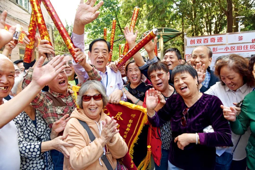 2020年10月9日,须炳荣(中间白衣者)在上海彭一小区旧改房成套改造项目生效仪式上。图/受访者提供