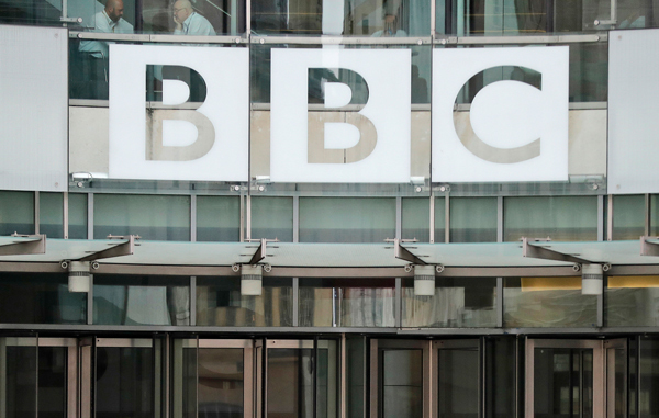 BBC总部门口外的标志 视觉中国