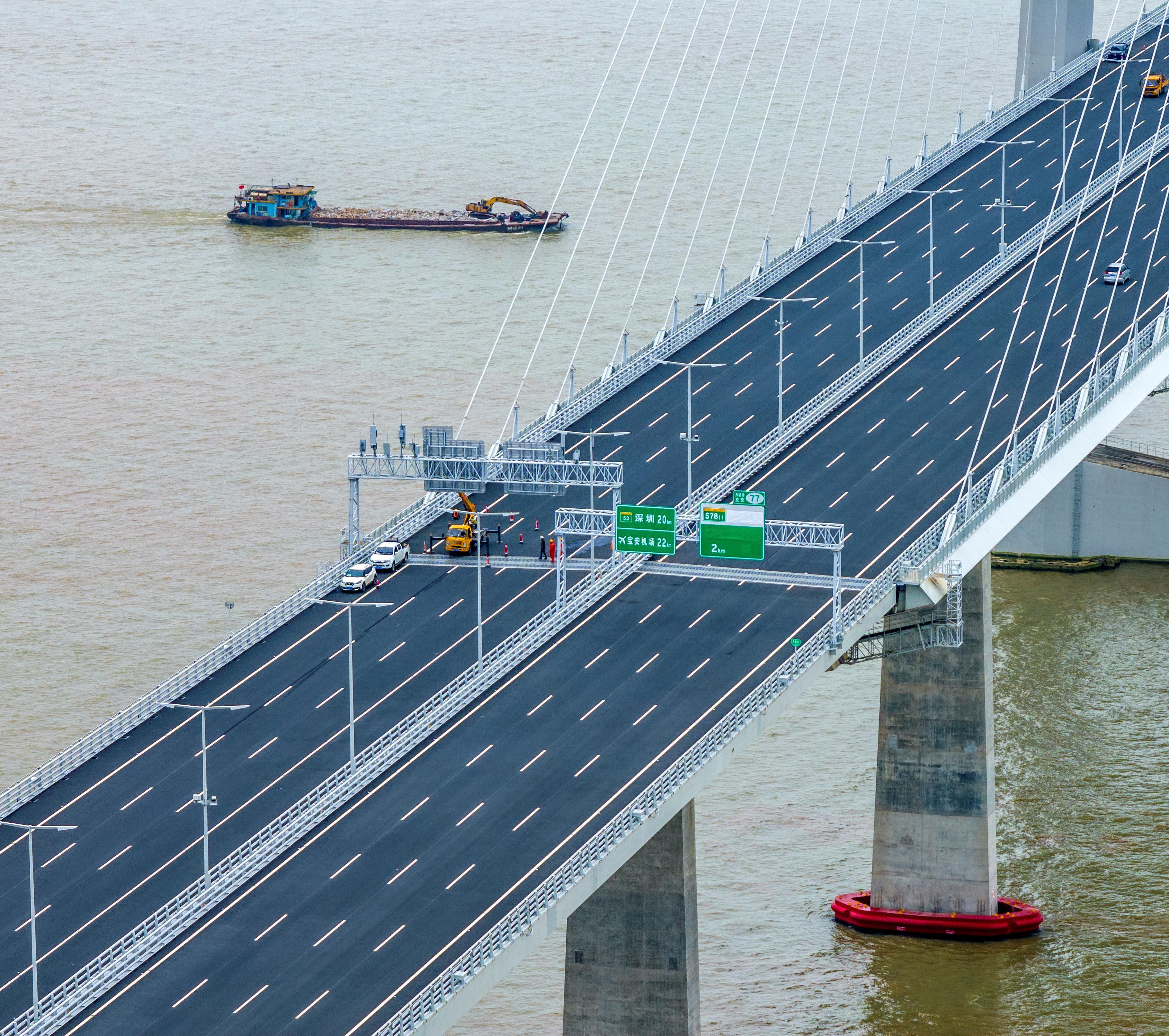 △2024年6月30日，深圳至中山跨江通道建成开通。这是通车前工人在做最后的检修和装饰。