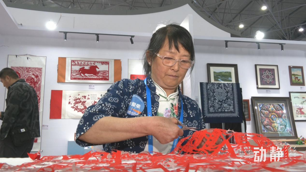 国家级非物质文化遗产剪纸代表性传承人 李爱荣