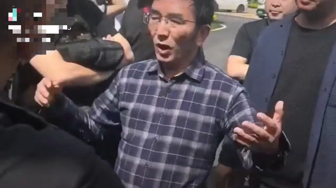 “臭肉事件”后,夏信仁校长曾公开向家长道歉。视频截图