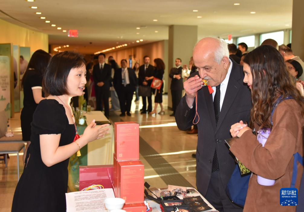 5月21日，在位于纽约的联合国总部，人们参加“茶和天下”国际茶日展示和庆祝活动。新华社记者 王建刚 摄