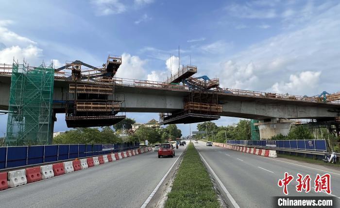 资料图：马东铁关丹河特大桥成功“合龙”。 关丹河特大桥横跨彭亨州C4公路，于2022年10月6日完成增添最后一个合龙段。　马东铁 摄