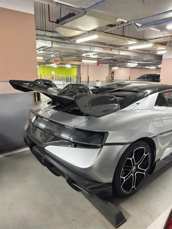 比亚迪百万超跑!银色版仰望U9实车地库曝光:超大尾翼着实吸睛