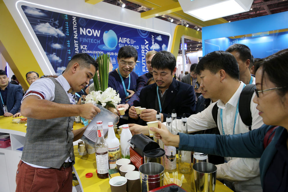 2019年11月6日，在上海进博会哈萨克斯坦国家馆，调酒师为参观者分享鸡尾酒。