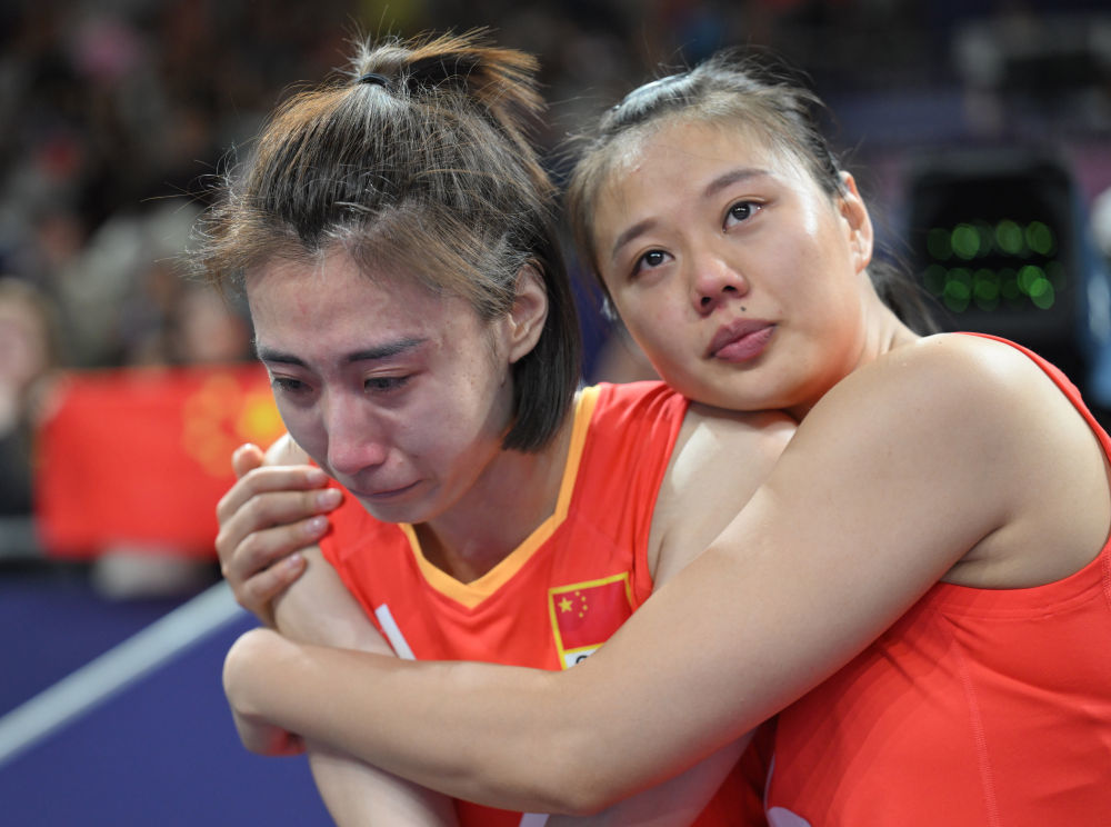 ↑女子排球四分之一决赛中,中国队2比3不敌土耳其队。赛后龚翔宇(右)安慰落泪的王媛媛。
