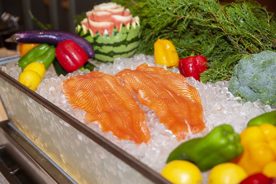 新疆伊犁尼勒克县喀拉苏乡三文鱼基地养殖的三文鱼。新华网发（主办方供图）