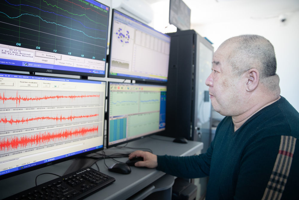 漠河地球物理国家野外科学观测研究站,科研人员李来顺在整理数据