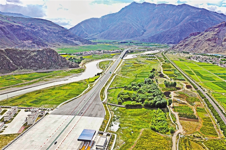 图为G6京藏高速公路那曲至拉萨段。记者 次仁平措 摄