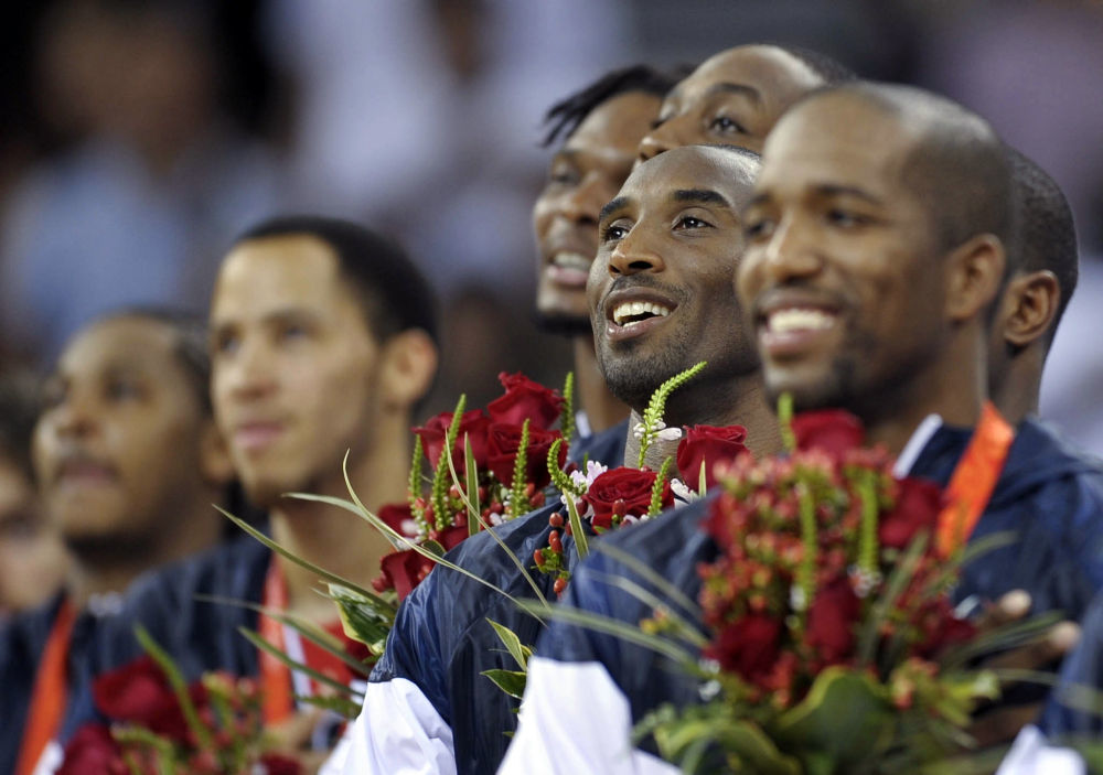 2008年8月24日，获得北京奥运会男篮比赛冠军的美国队球员科比（右三）与队友在领奖台上。