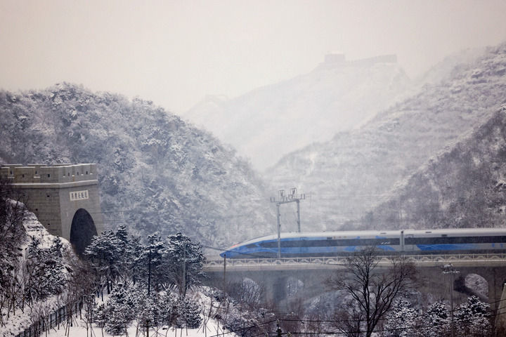 2022年1月21日，京张高铁列车经过居庸关隧道，从北京驶向太子城。新华社记者 邢广利 摄