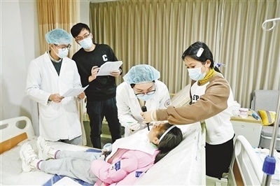西湖区转塘街道长埭村民生综合体内，居民在健康小屋做健康筛查。张闻涛摄