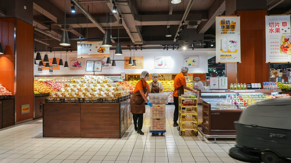 在许昌胖东来时代广场店，店员在做开业前的准备工作。新华社记者刘振坤 摄