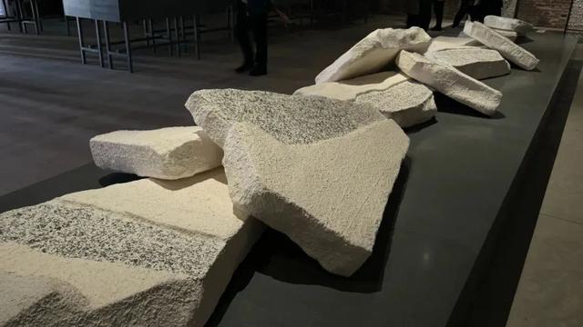 ▲ 施慧《书非书系列之二:沉思》作品|展示地台-东鹏生态石