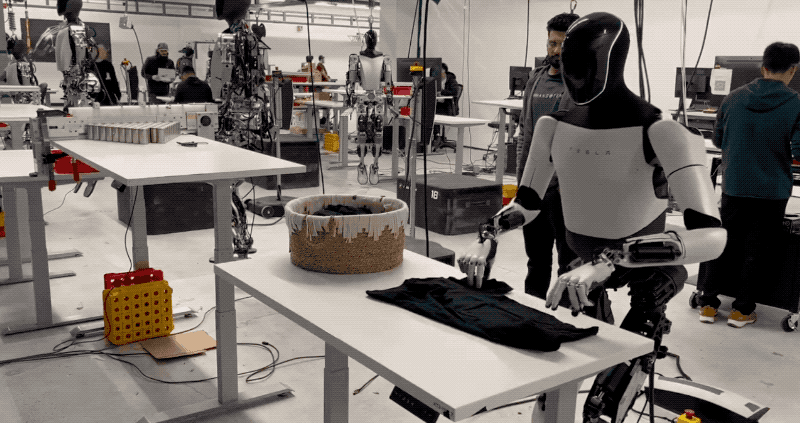 开年就秀起了自家人形机器人的家务能力——可以在30s内叠衣服