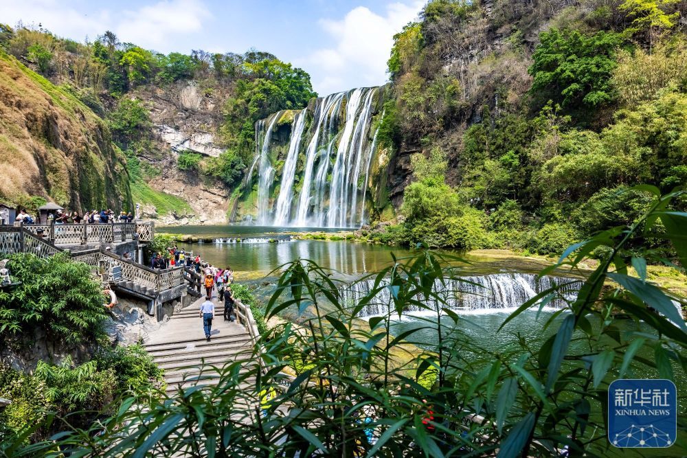 4月10日，游客在贵州省安顺市黄果树瀑布景区游览。新华社发（陈熙 摄）