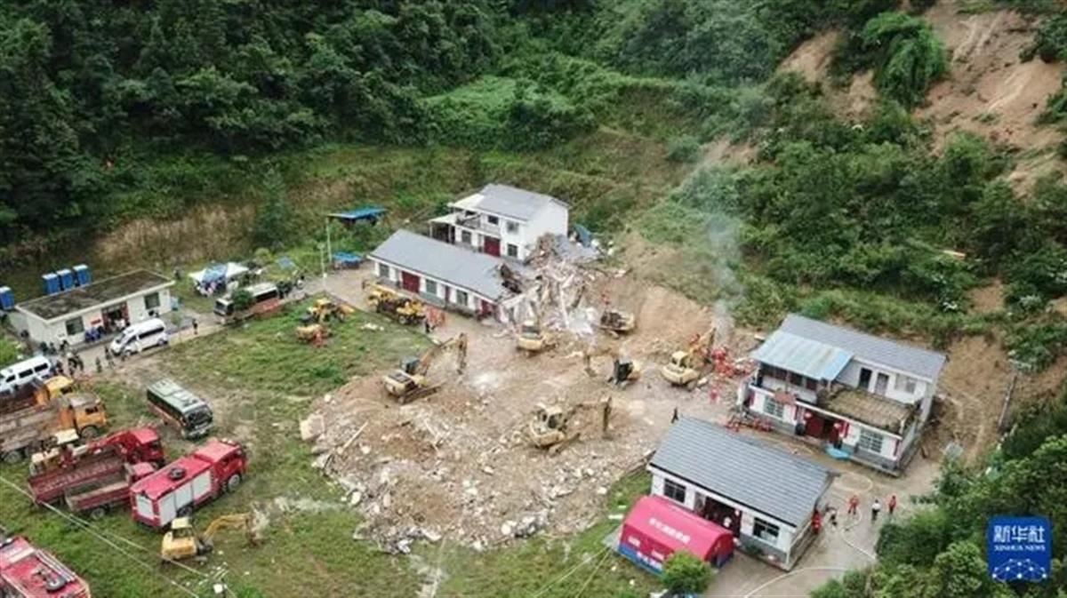 湖南新晃山体滑坡致8人遇难后，政府将另择新址建房安置事发地村民