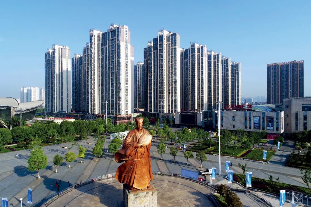 襄阳市诸葛亮广场。2010年12月,湖北襄樊市正式更名为襄阳市。