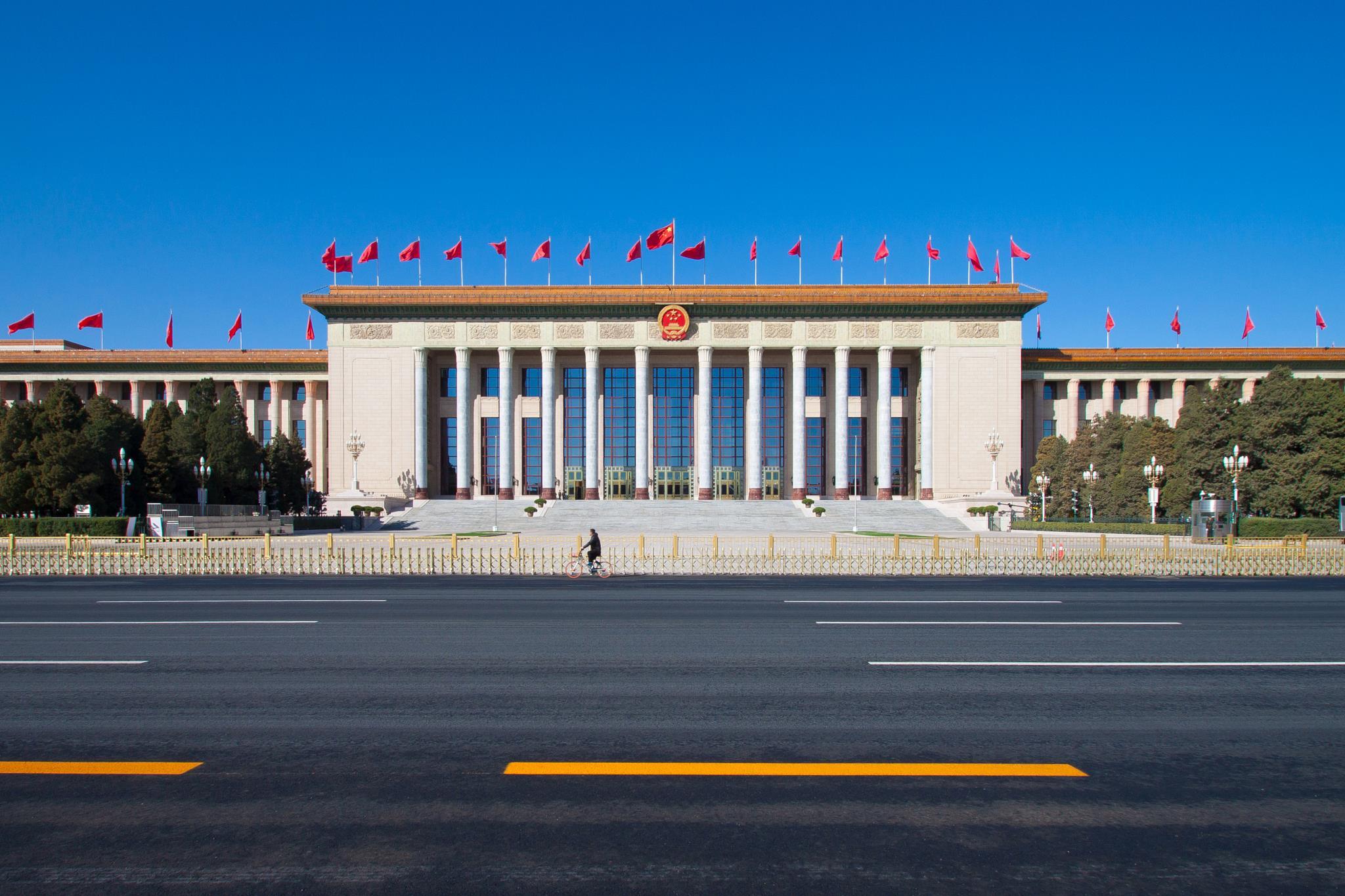 △北京人民大会堂设计中间部分最高，整组建筑平面呈“山”字形。