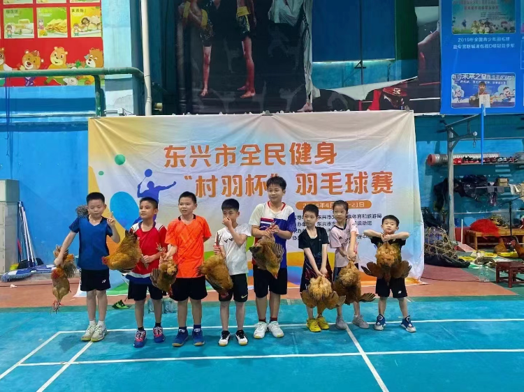 广西东兴首届“村羽杯”羽毛球赛，青少年组冠军奖励大公鸡。网络图