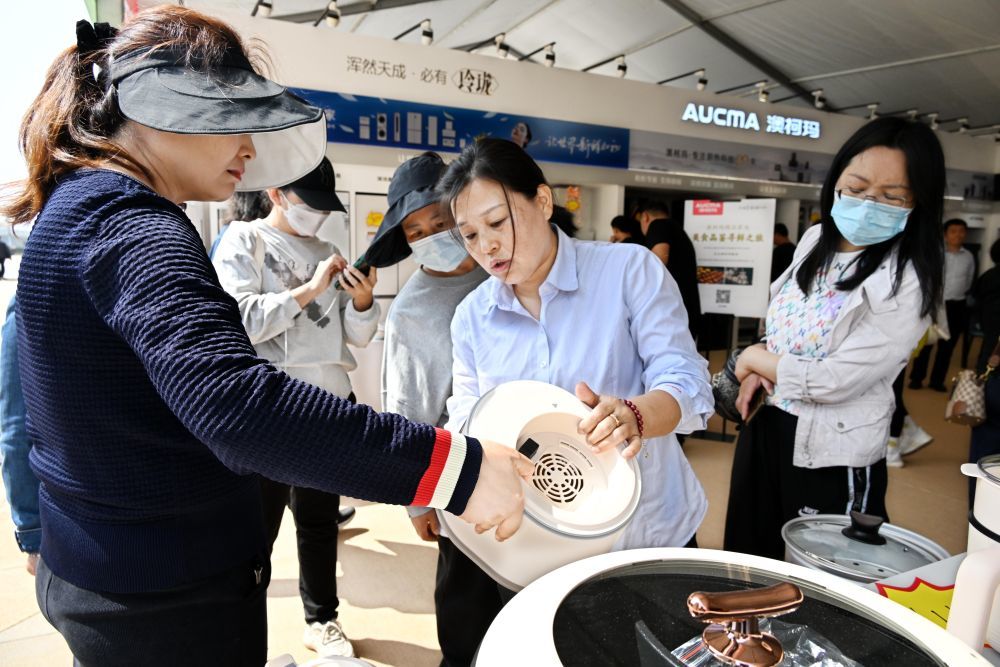 5月17日，由商务部、山东省政府主办的全国消费品以旧换新行动——山东站暨2024全国家电消费季启动仪式在青岛举行。活动现场设置家电生产、家电流通、电商平台、金融服务等展示区，同步举办家电家居以旧换新推介促销。新华社记者 李紫恒 摄