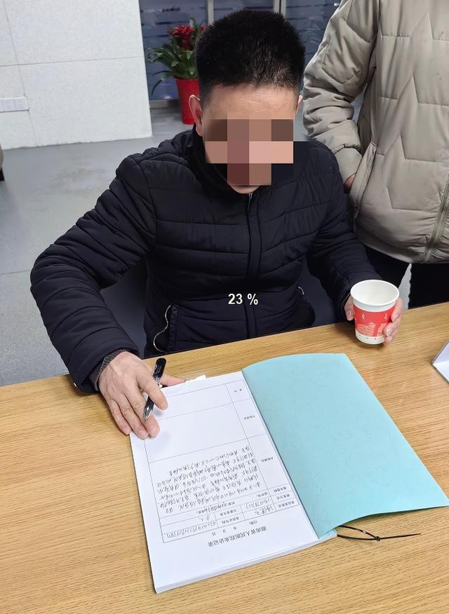 许先生当场写下对湖南省人民医院预住院便民举措的赞扬和感谢