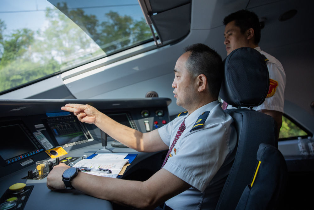 ↑6月15日，在武汉至深圳北的G875次列车上，动车组司机在确认行车安全装备状态。