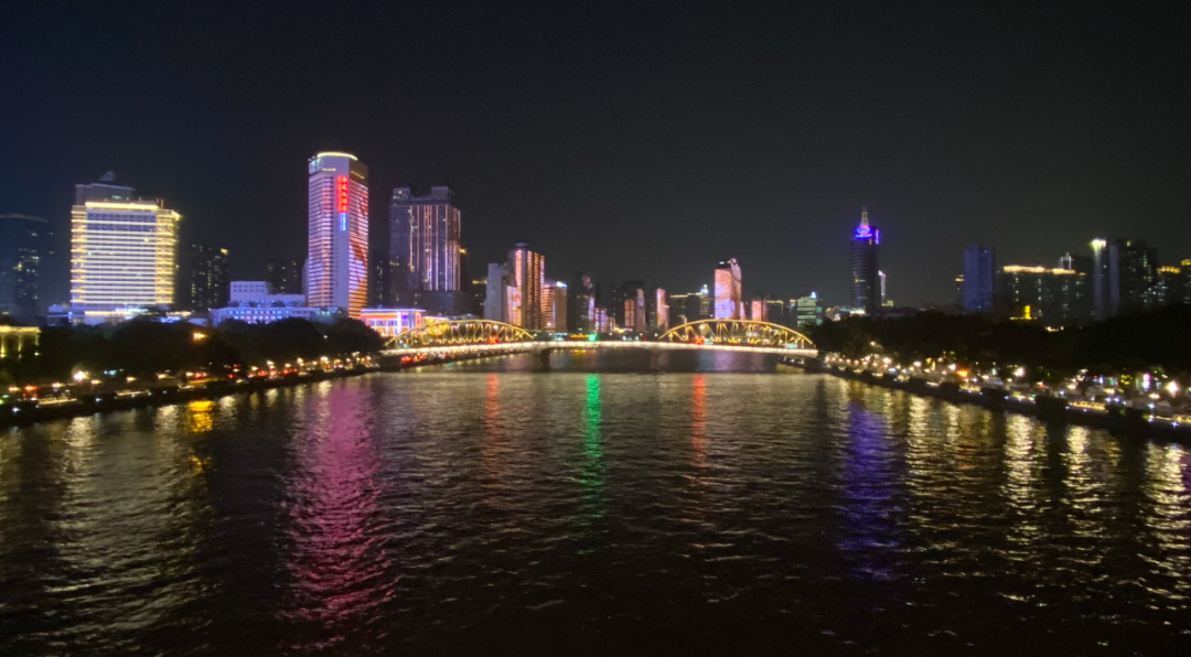 有时候,周一的晚上,徐云会骑车到珠江边逛逛,9点后再回出租屋。(图/受访者供图)