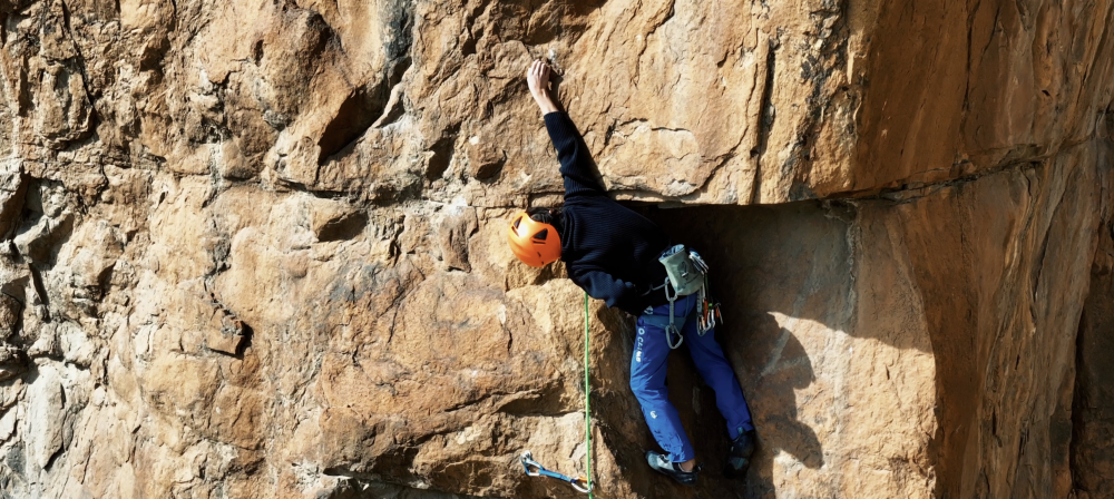穆泽润在拉萨的自然岩壁上攀岩